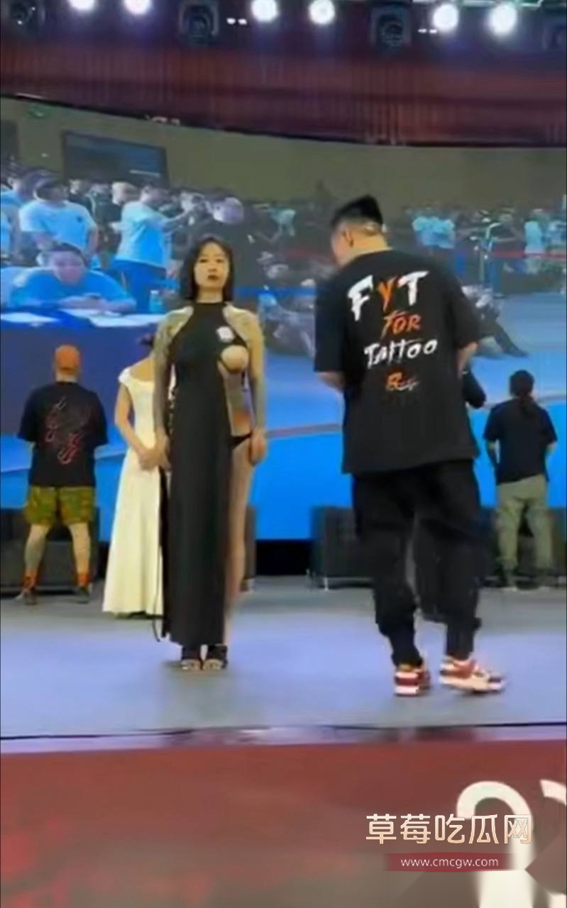 女模特露半只奶子 4 女模特露半只奶子 4