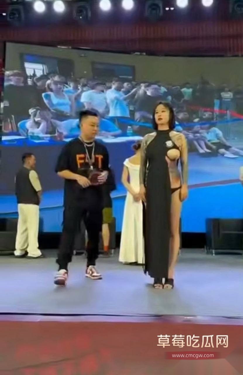 女模特露半只奶子 5 女模特露半只奶子 5