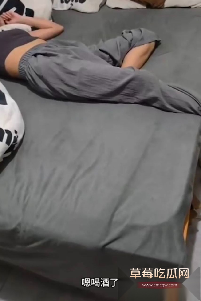 冲进卫生间强上妹妹 8