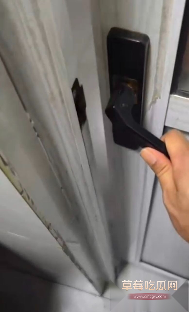 冲进卫生间强上妹妹 11