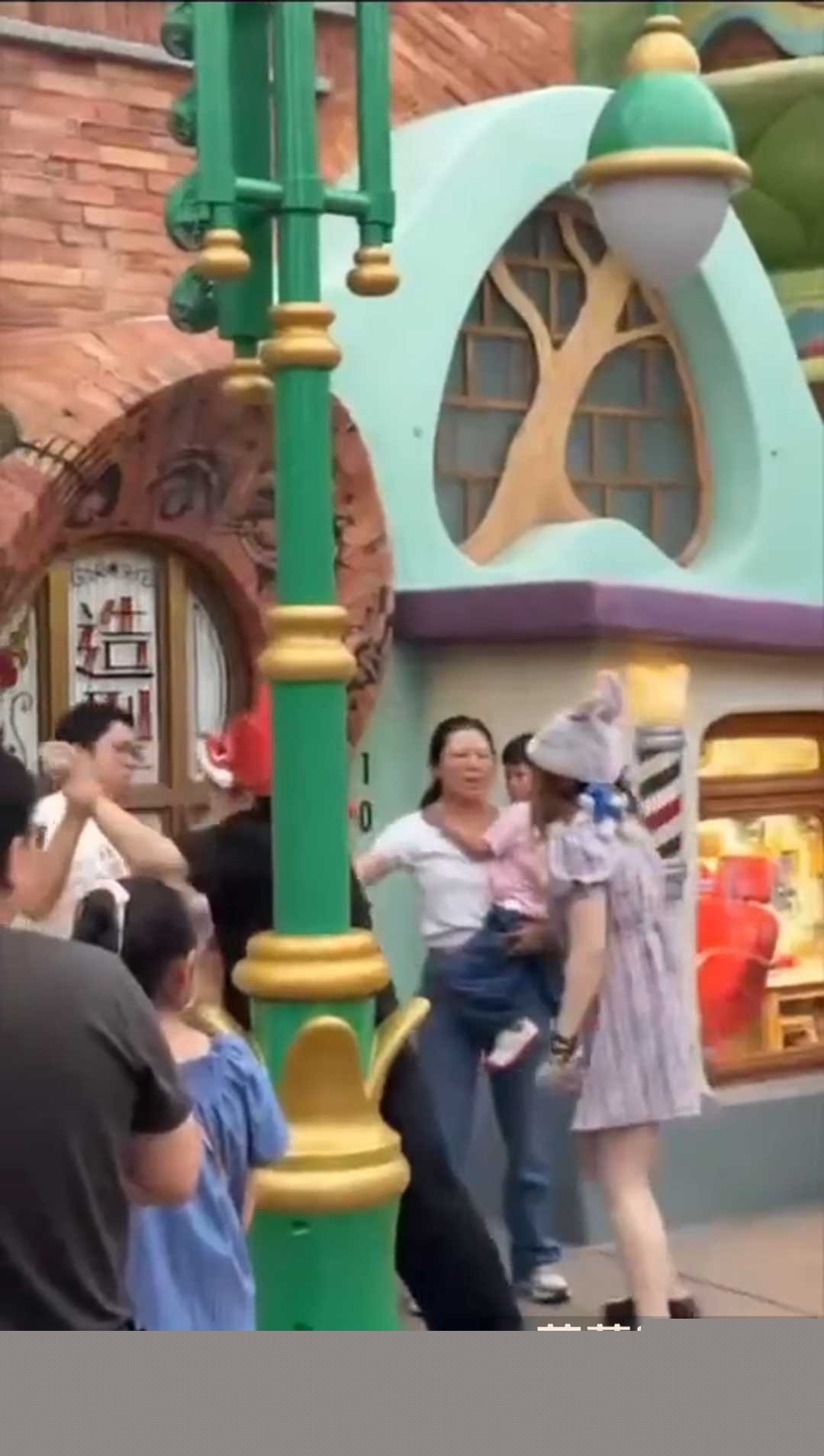 上海迪士尼两对情侣发生口角 撕扯打架 1 上海迪士尼两对情侣发生口角 撕扯打架 1