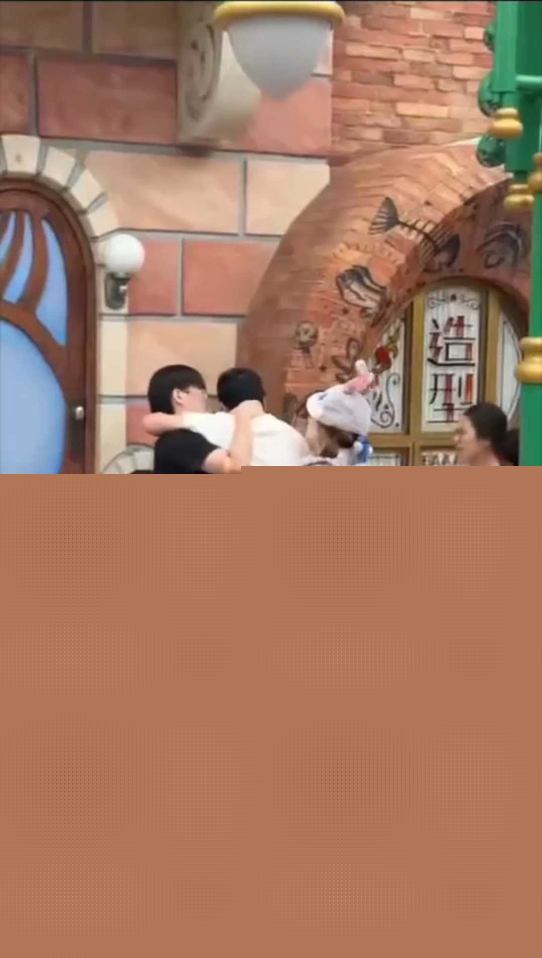 上海迪士尼两对情侣发生口角 撕扯打架 2 上海迪士尼两对情侣发生口角 撕扯打架 2