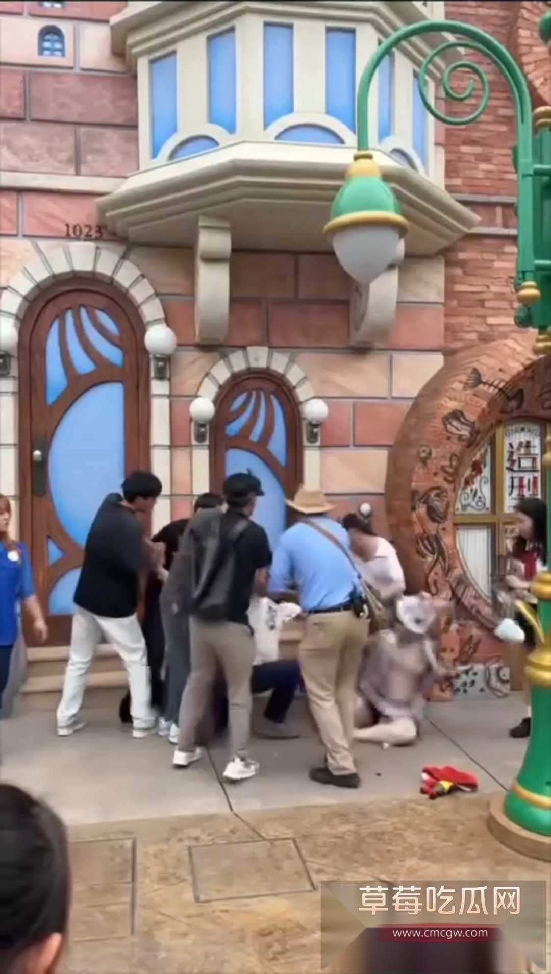 上海迪士尼两对情侣发生口角 撕扯打架 4 上海迪士尼两对情侣发生口角 撕扯打架 4