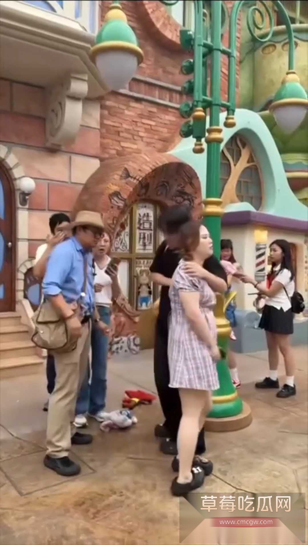 上海迪士尼两对情侣发生口角 撕扯打架 7 上海迪士尼两对情侣发生口角 撕扯打架 7