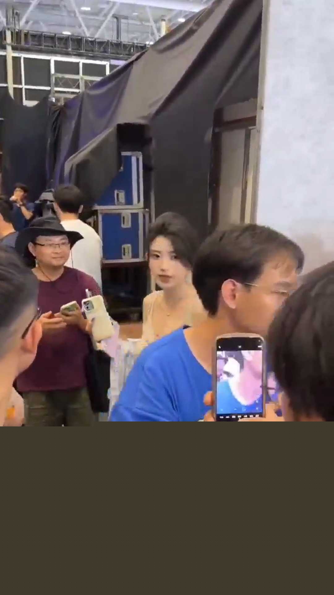 肘击大师袭胸给抓现场 3 肘击大师袭胸给抓现场 3