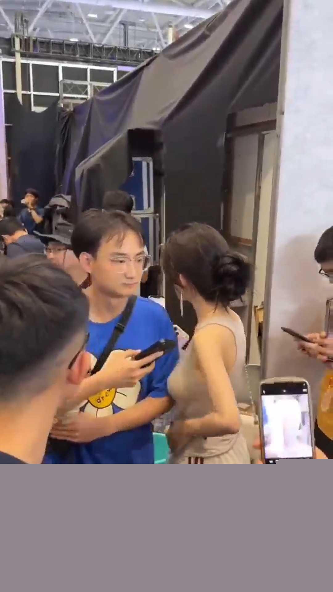 肘击大师袭胸给抓现场 2 肘击大师袭胸给抓现场 2