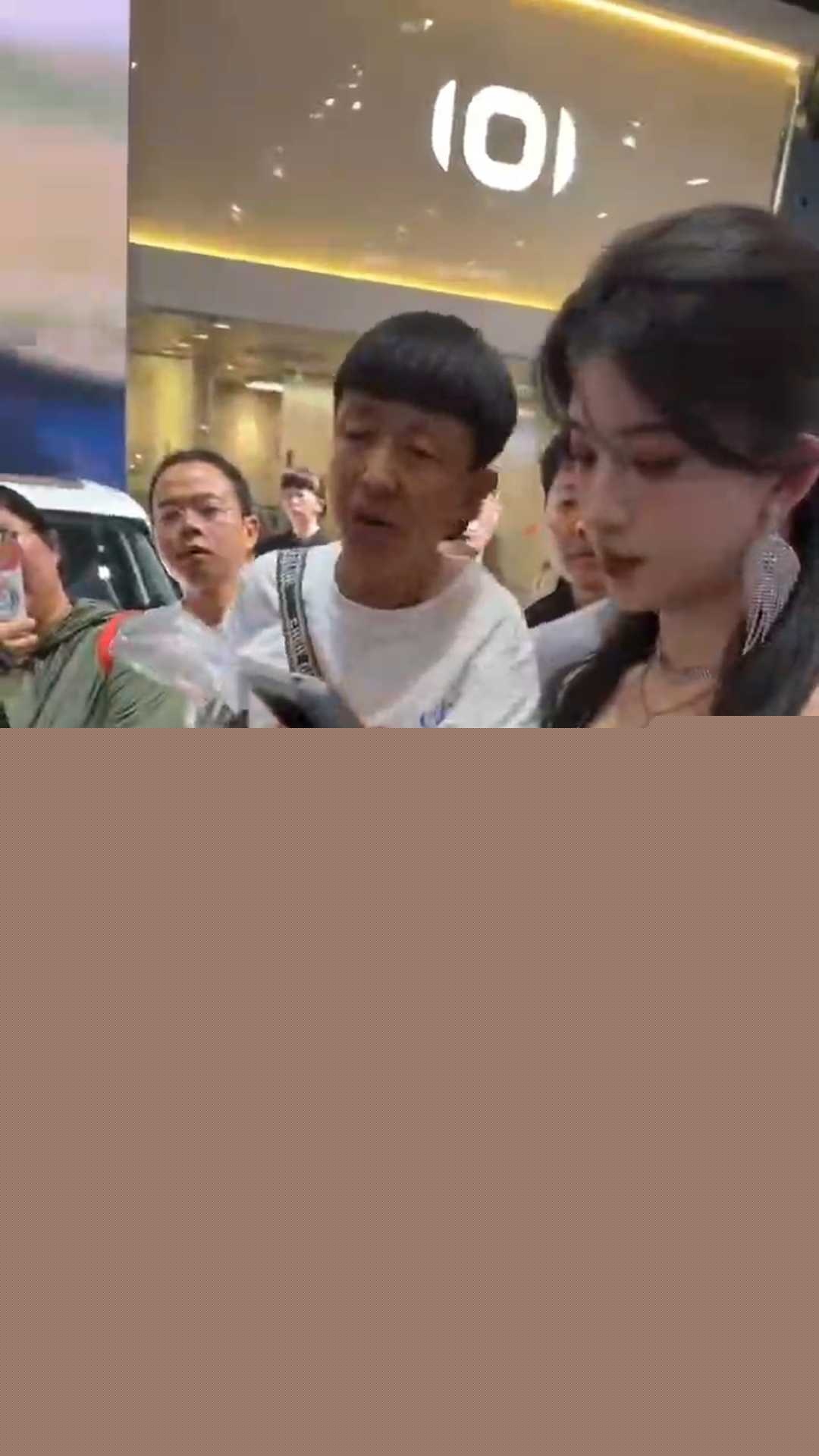 肘击大师袭胸给抓现场 5 肘击大师袭胸给抓现场 5