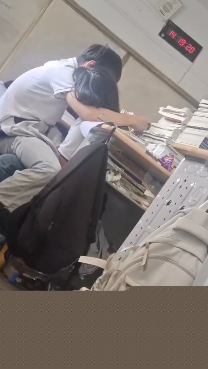 高三妹子趁午休和男友做着不雅事2