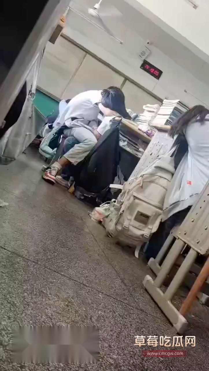 高三妹子趁午休和男友做着不雅事1