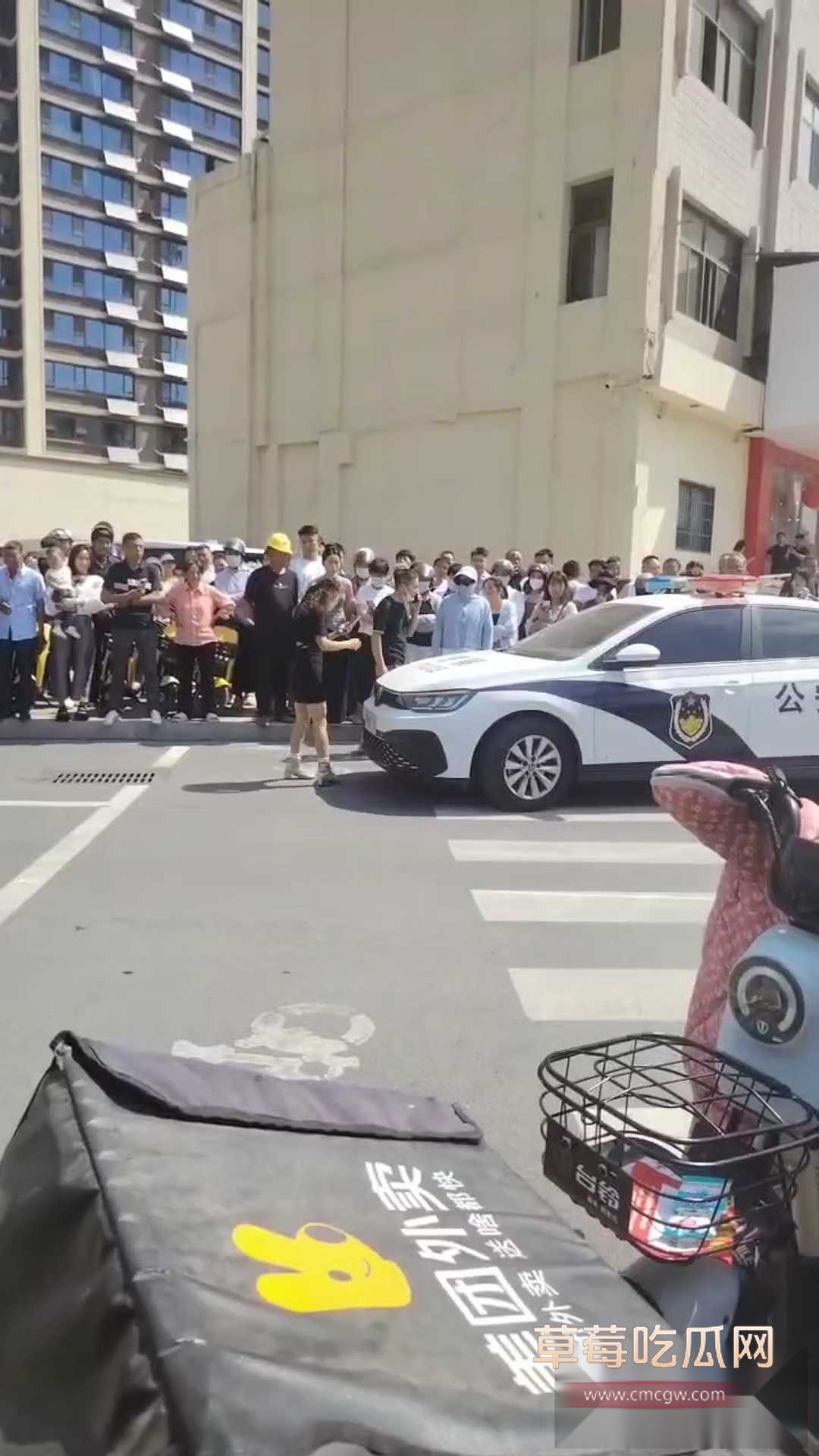 女子因违停被贴罚单后情绪激动 1