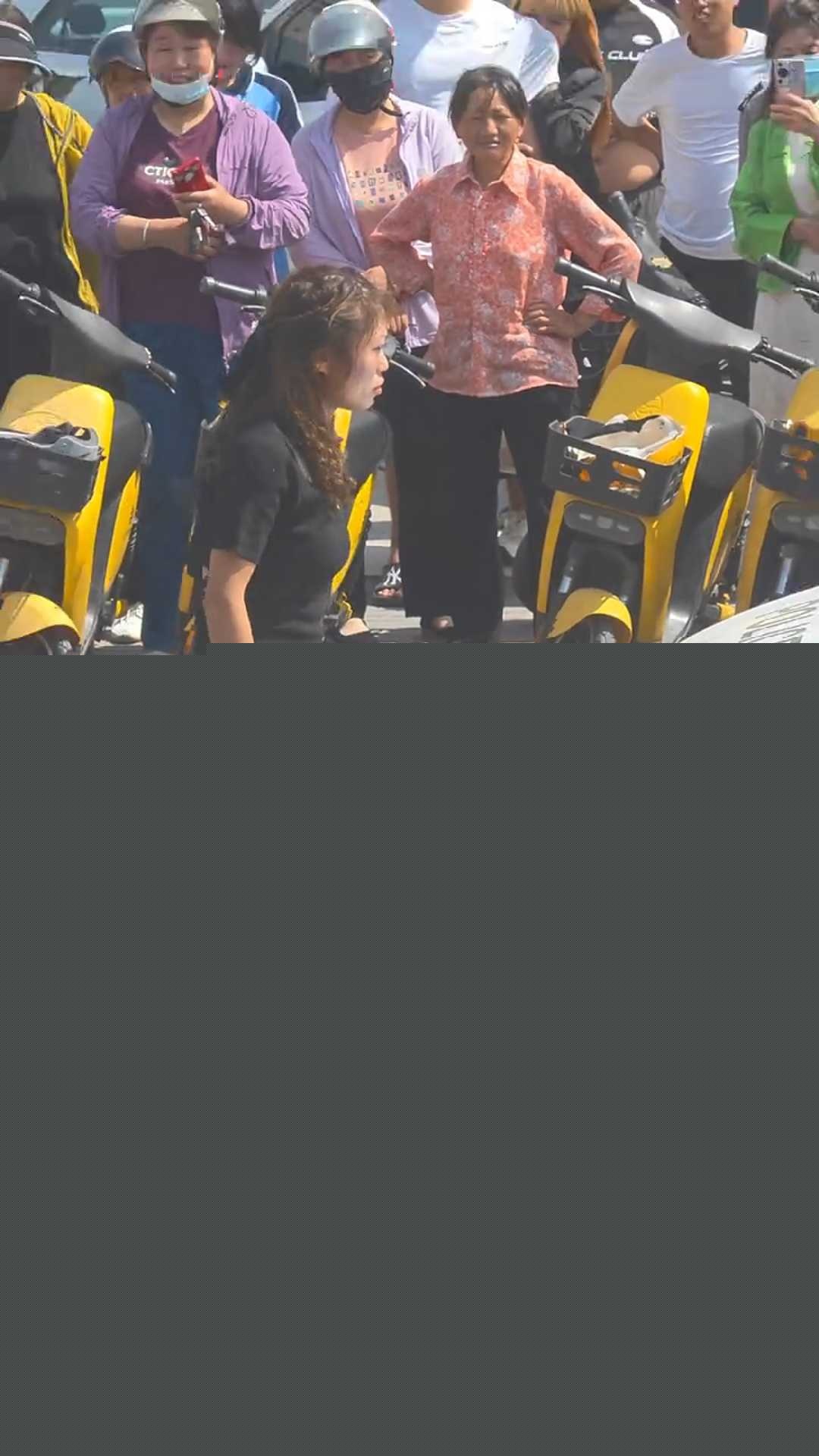 女子因违停被贴罚单后情绪激动 2