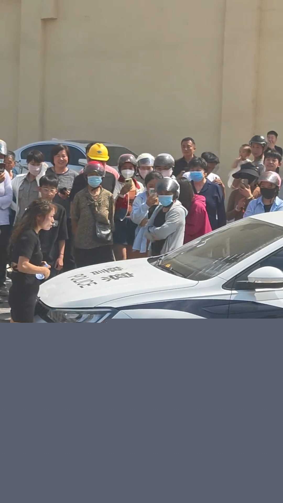 女子因违停被贴罚单后情绪激动 3