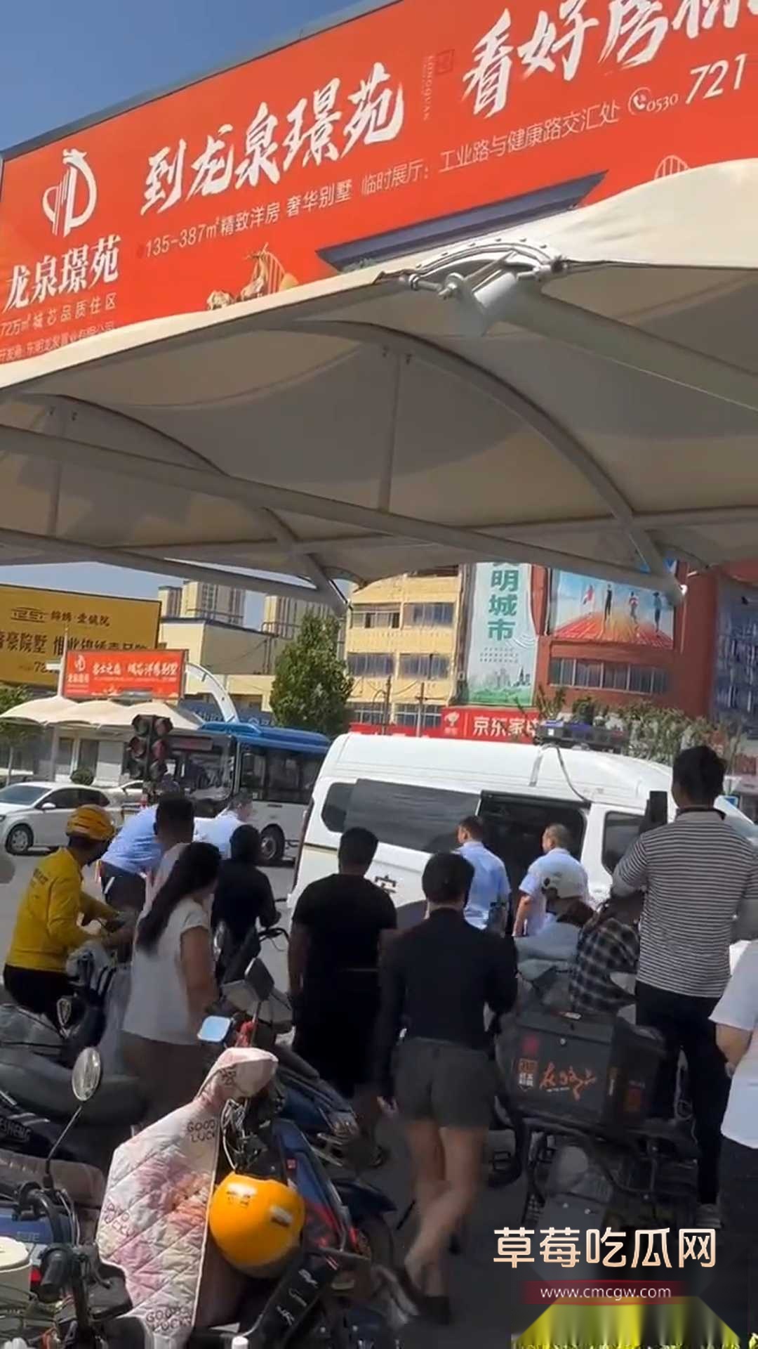 女子因违停被贴罚单后情绪激动 4