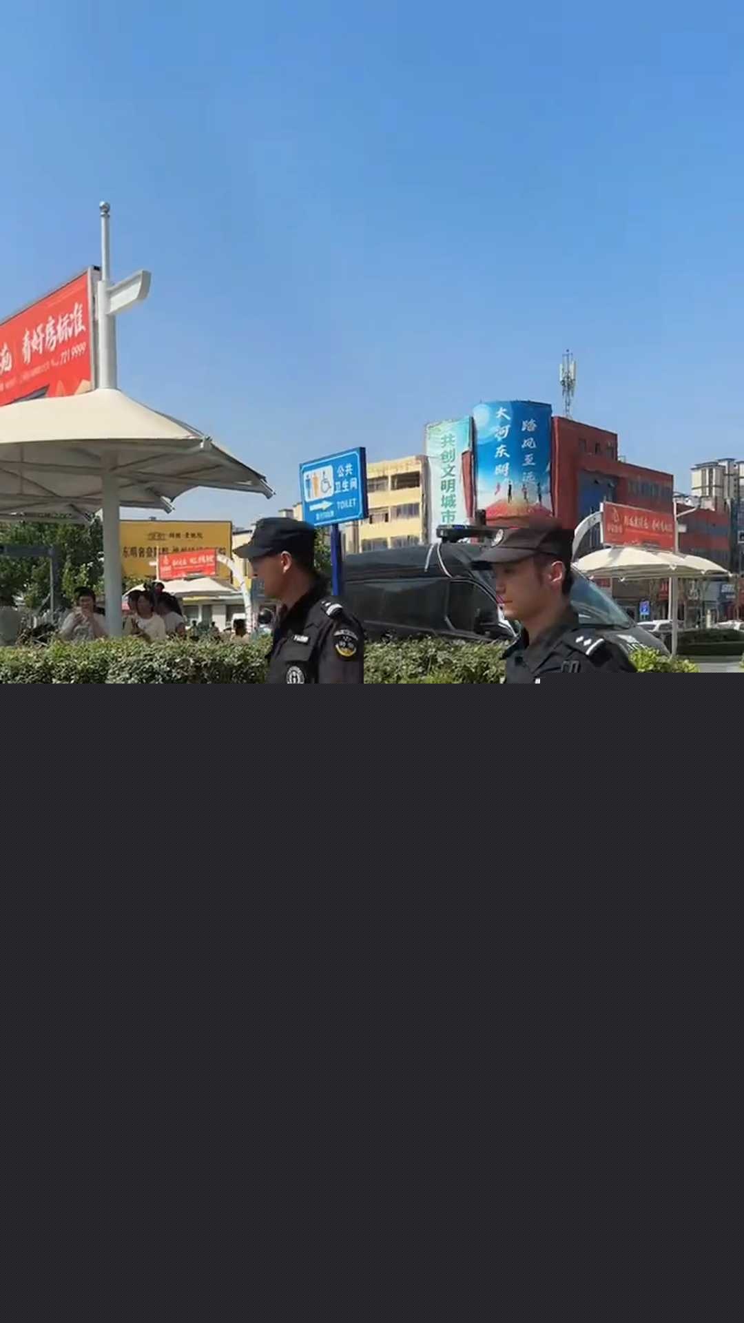 女子因违停被贴罚单后情绪激动 6