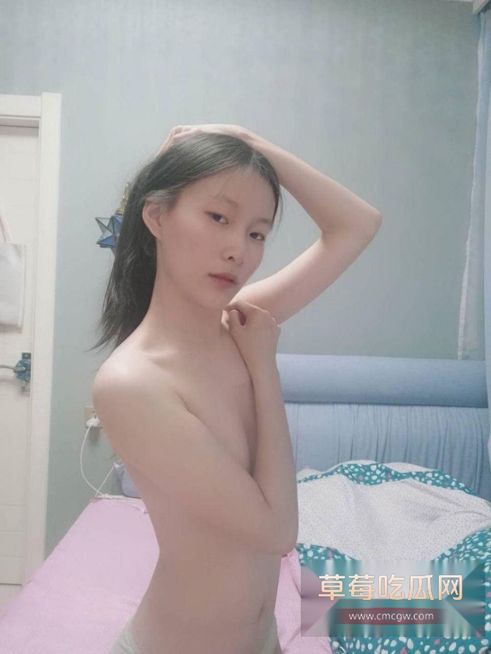 河南学生妹在家无聊玩直播2