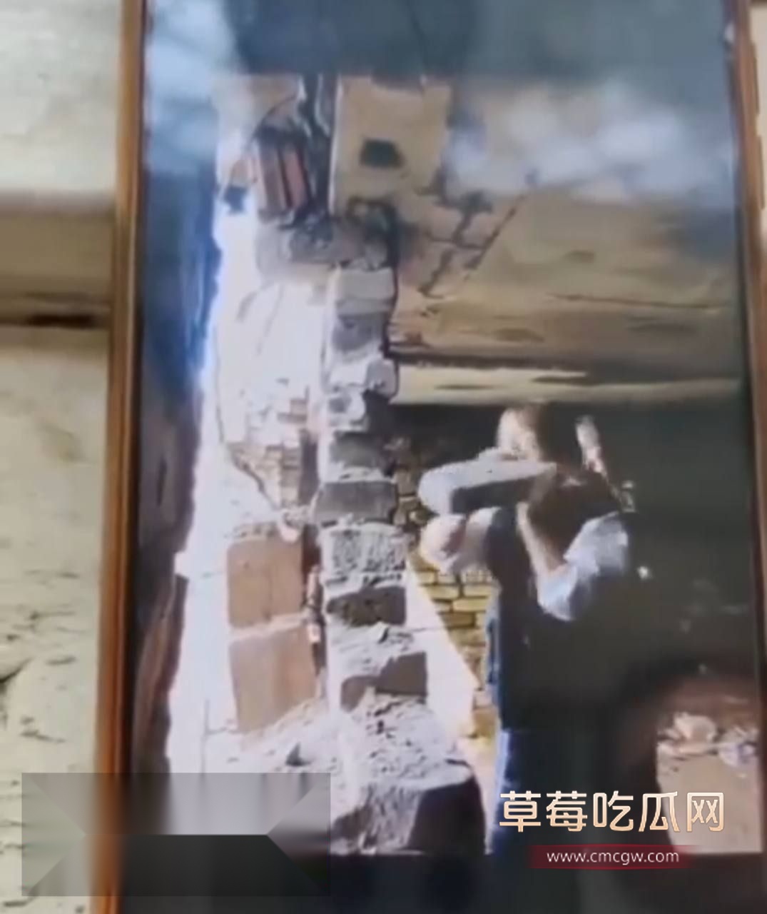 俄罗斯小女孩砸墙被活埋4