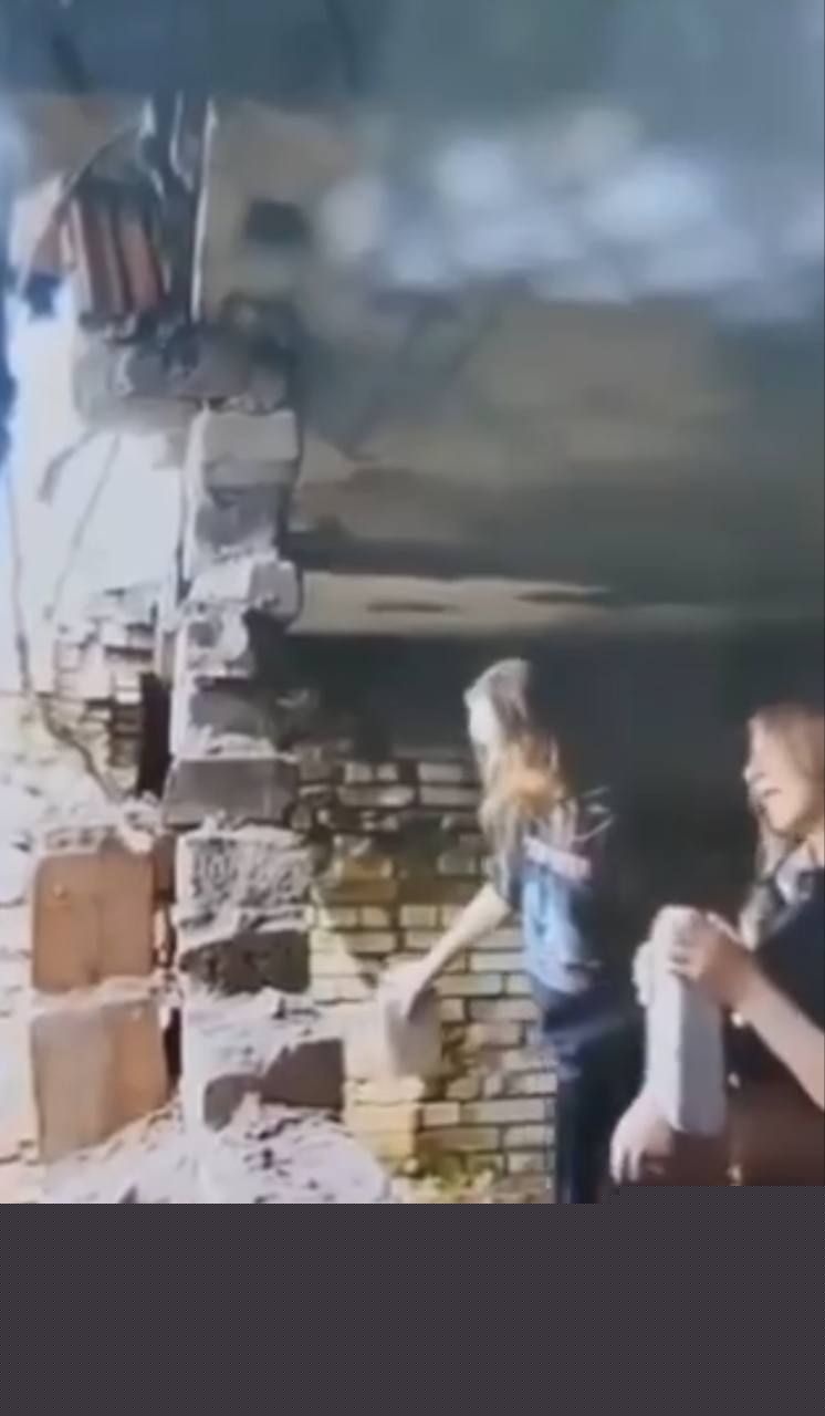 俄罗斯小女孩砸墙被活埋3