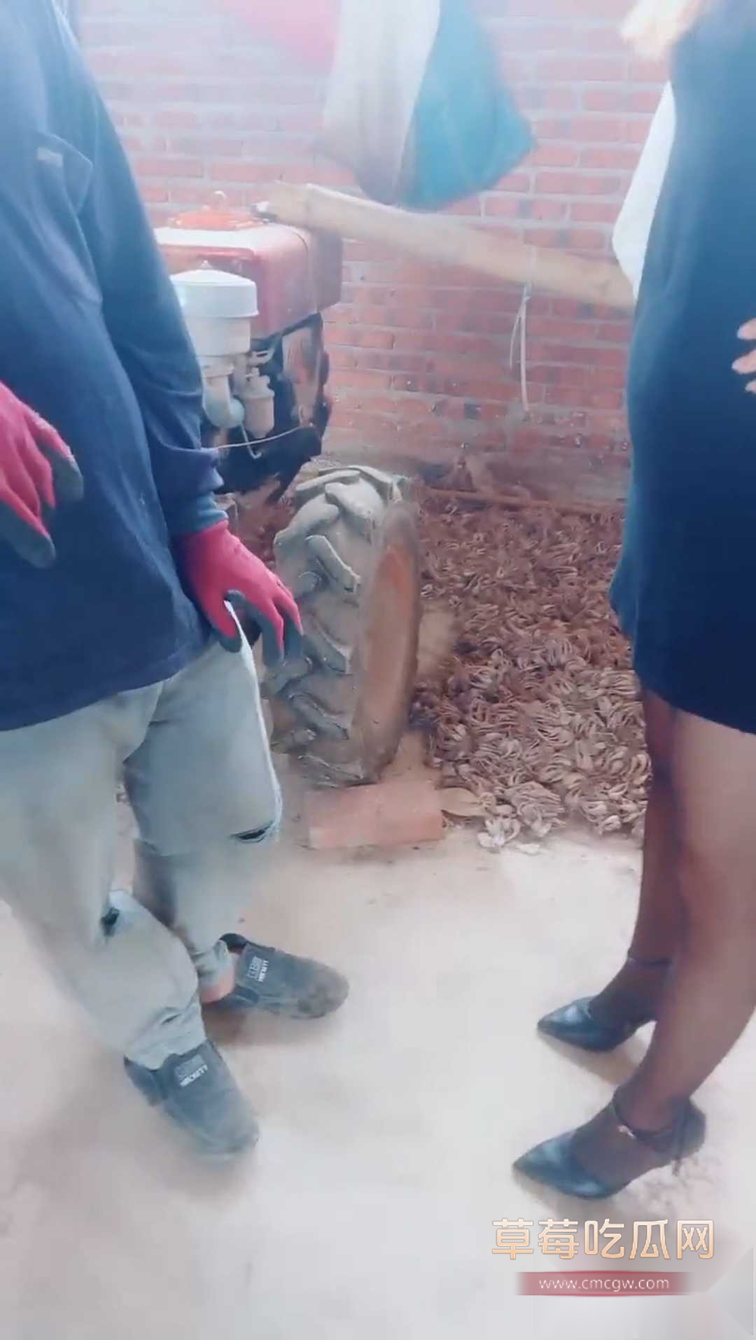 黑丝齐逼小短裙勾引民工 1