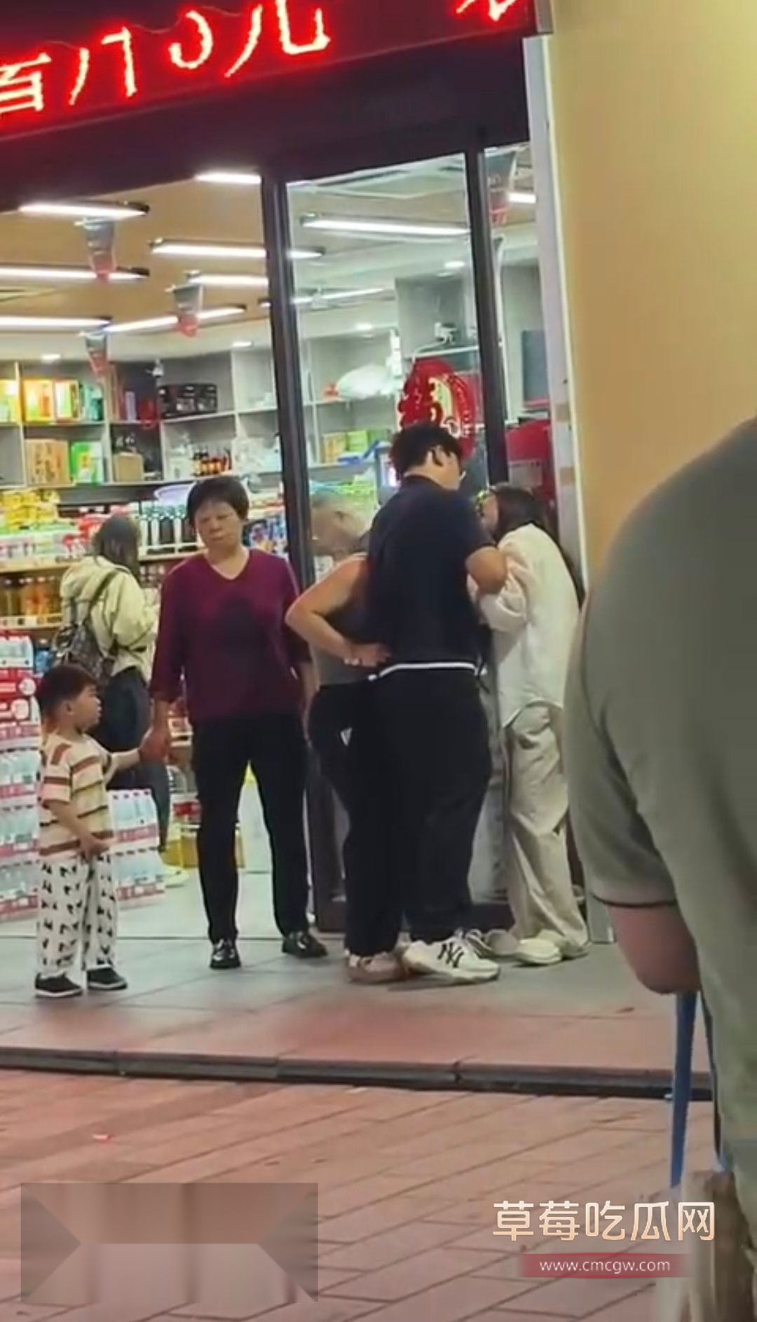 女子当街抓小三2 女子当街抓小三2