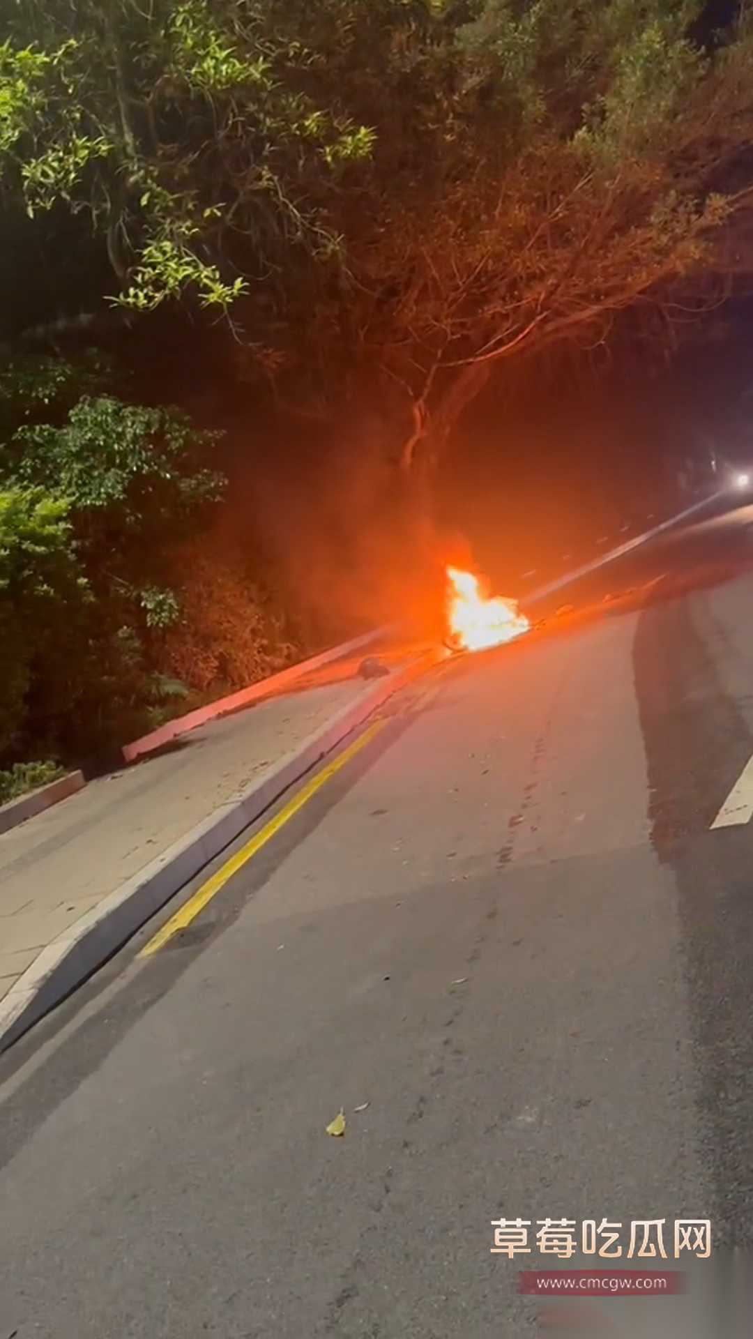 女孩子骑电动车着火 1