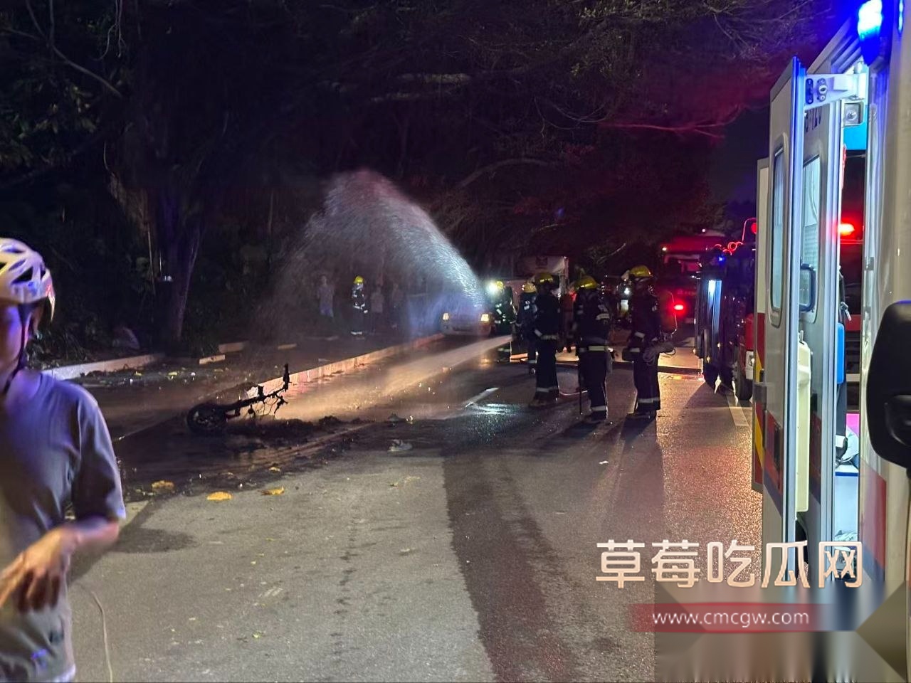 女孩子骑电动车着火 4