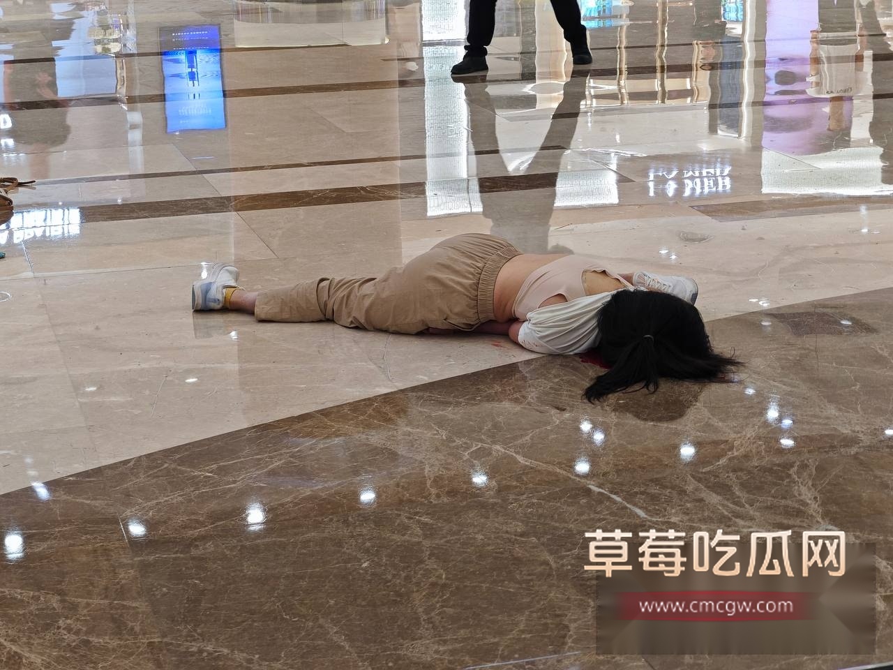 上海八佰伴女子跳楼 5 上海八佰伴女子跳楼 5