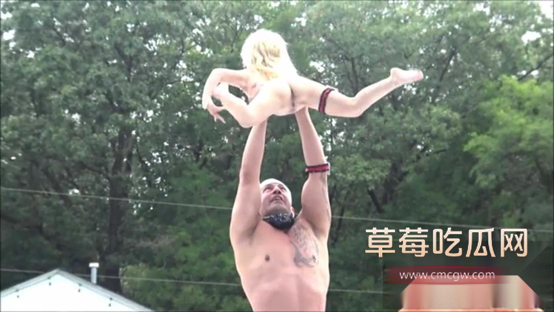 真实户外表演侏儒症 5