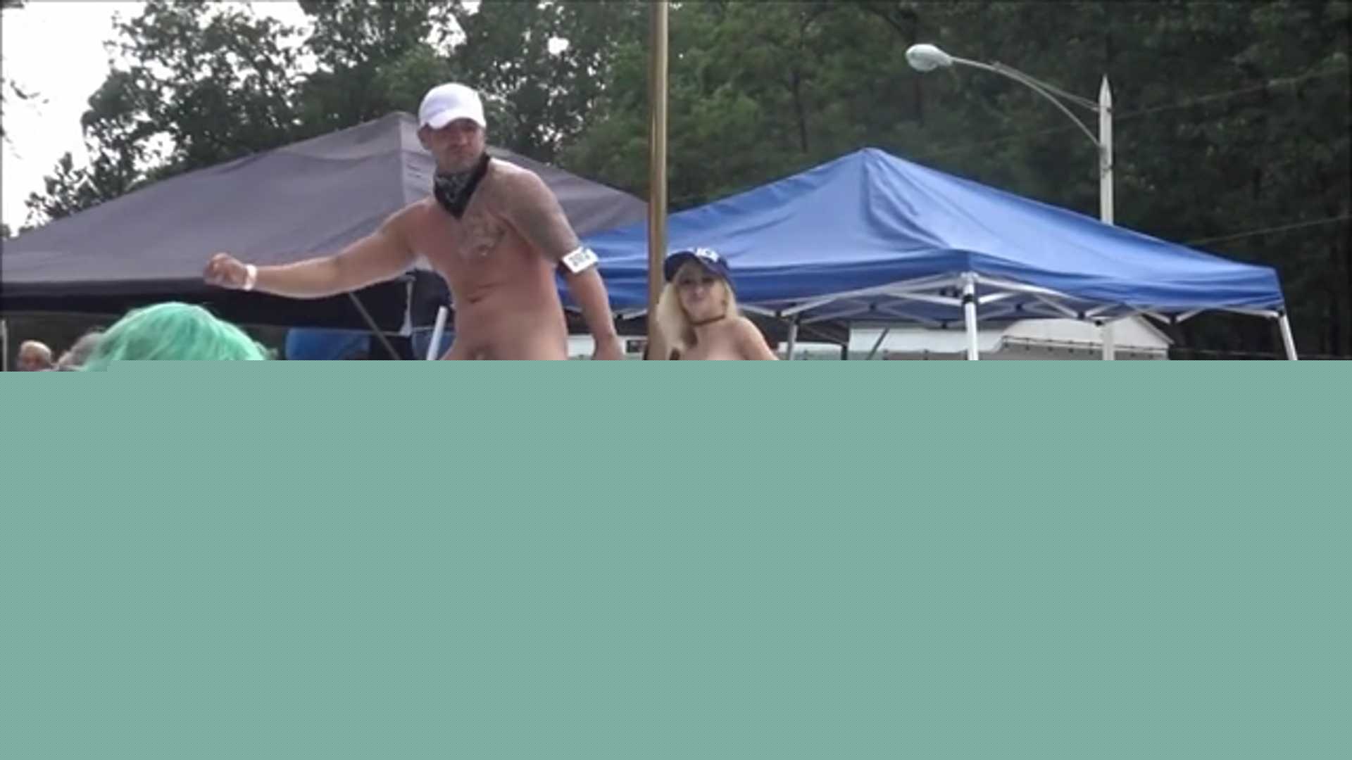 真实户外表演侏儒症 2