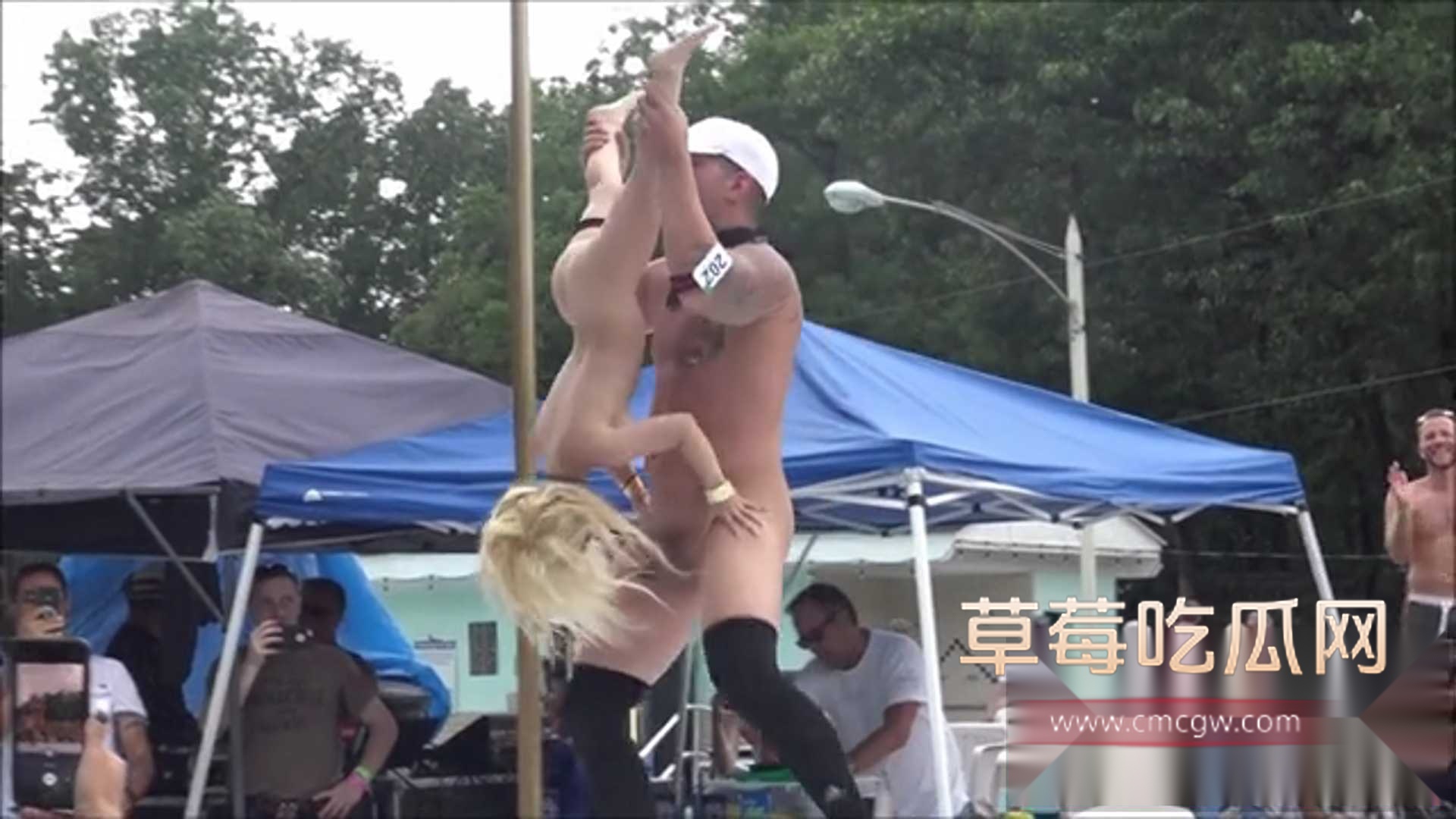 真实户外表演侏儒症 3