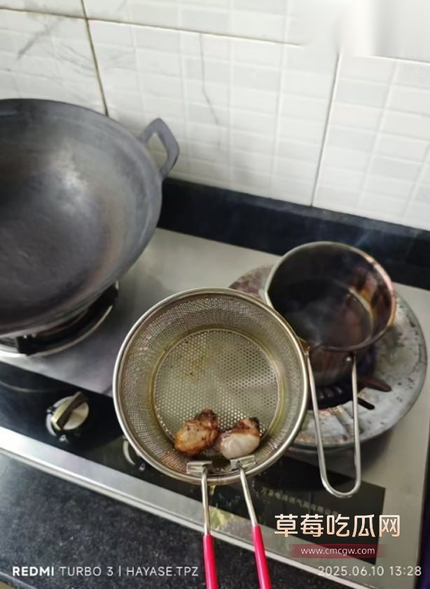 推特伪娘用刀片把蛋蛋给割下来 7