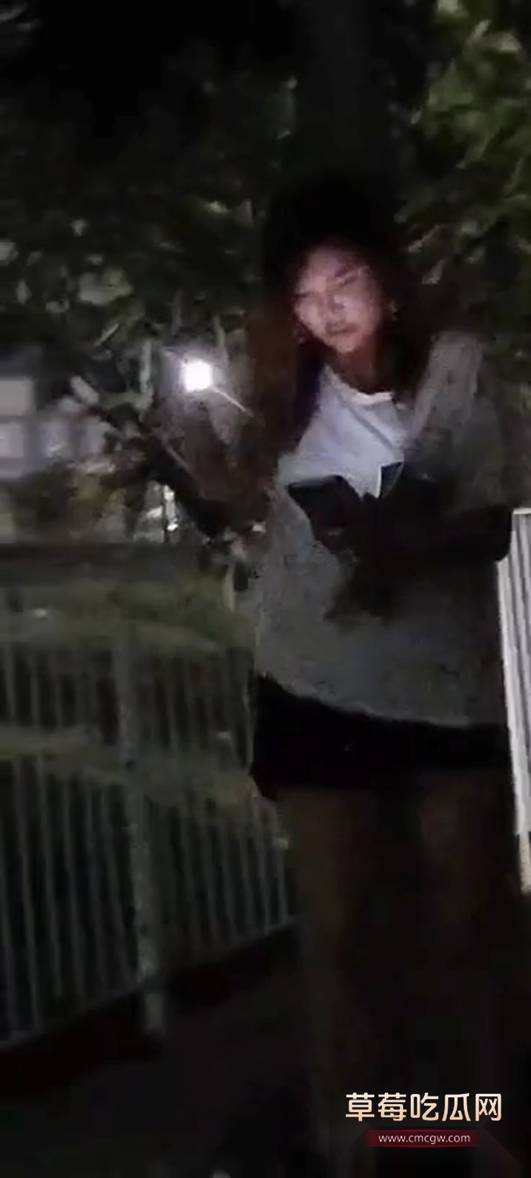 网友深夜回家看见路边有人后入运动偷拍 1