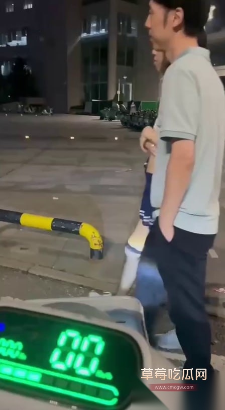 湖北经济学院JK嫩妹户外玩露出 5