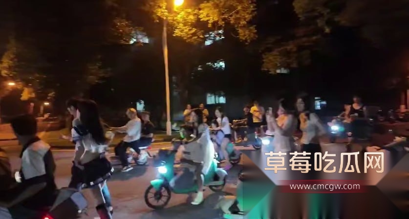 湖北经济学院JK嫩妹户外玩露出 7