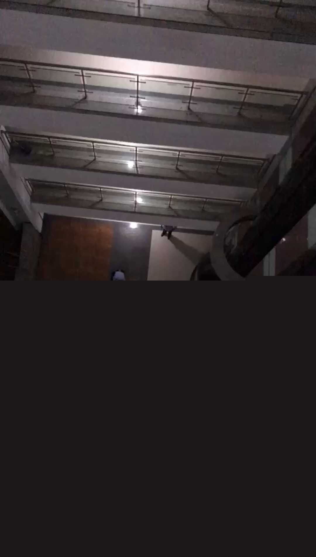 女子穿一身红跳楼 1