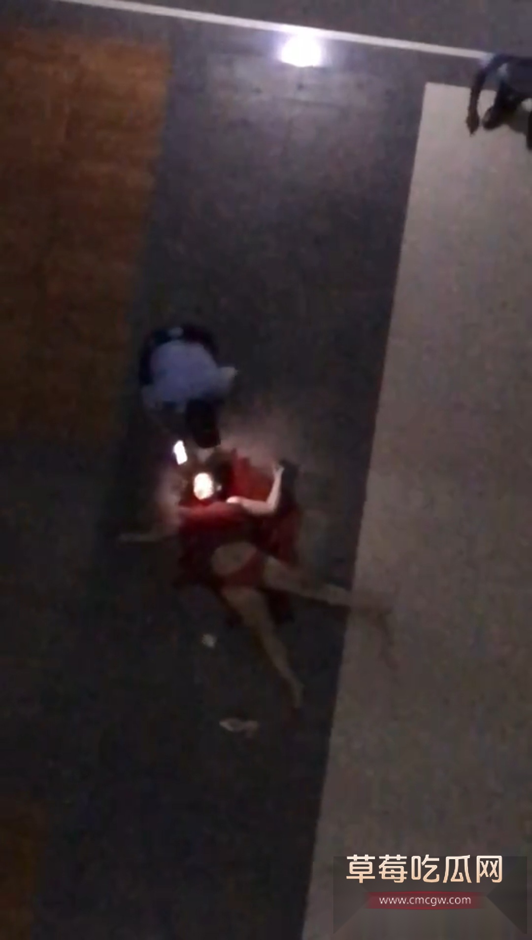 女子穿一身红跳楼 2