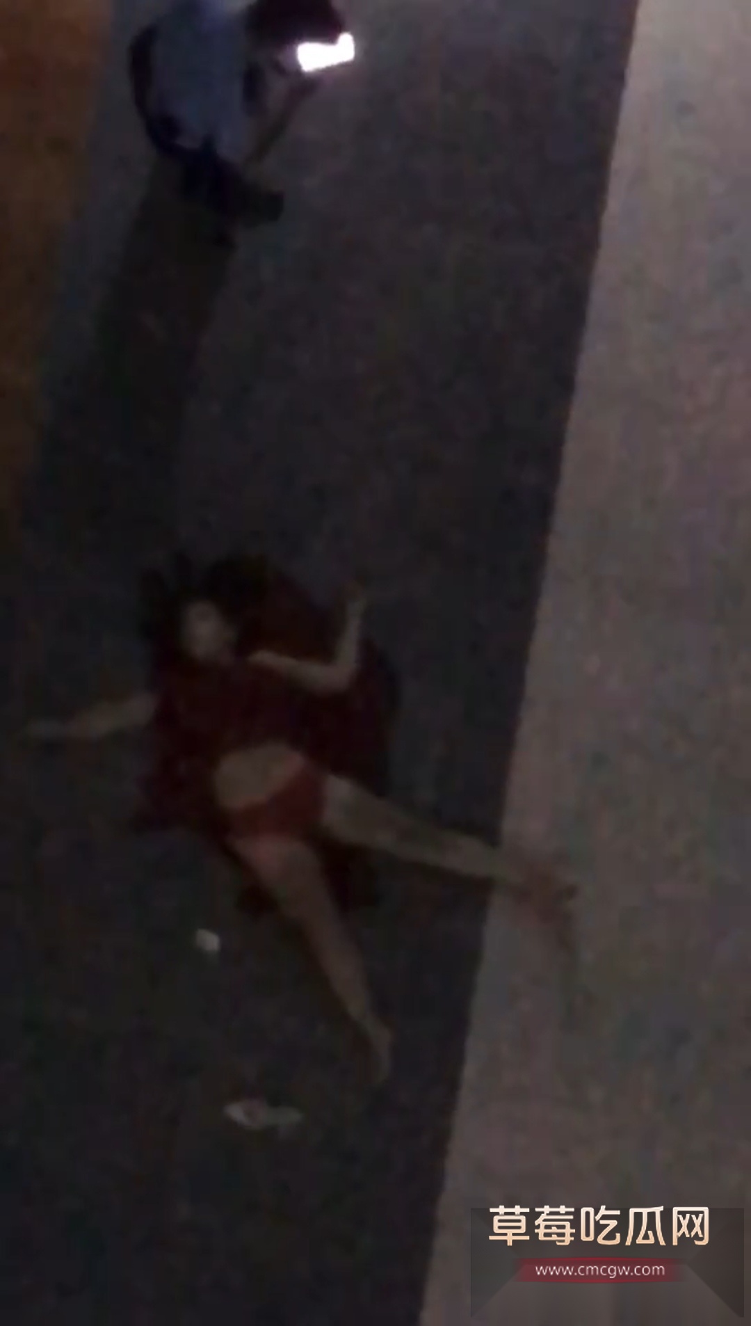 女子穿一身红跳楼 4