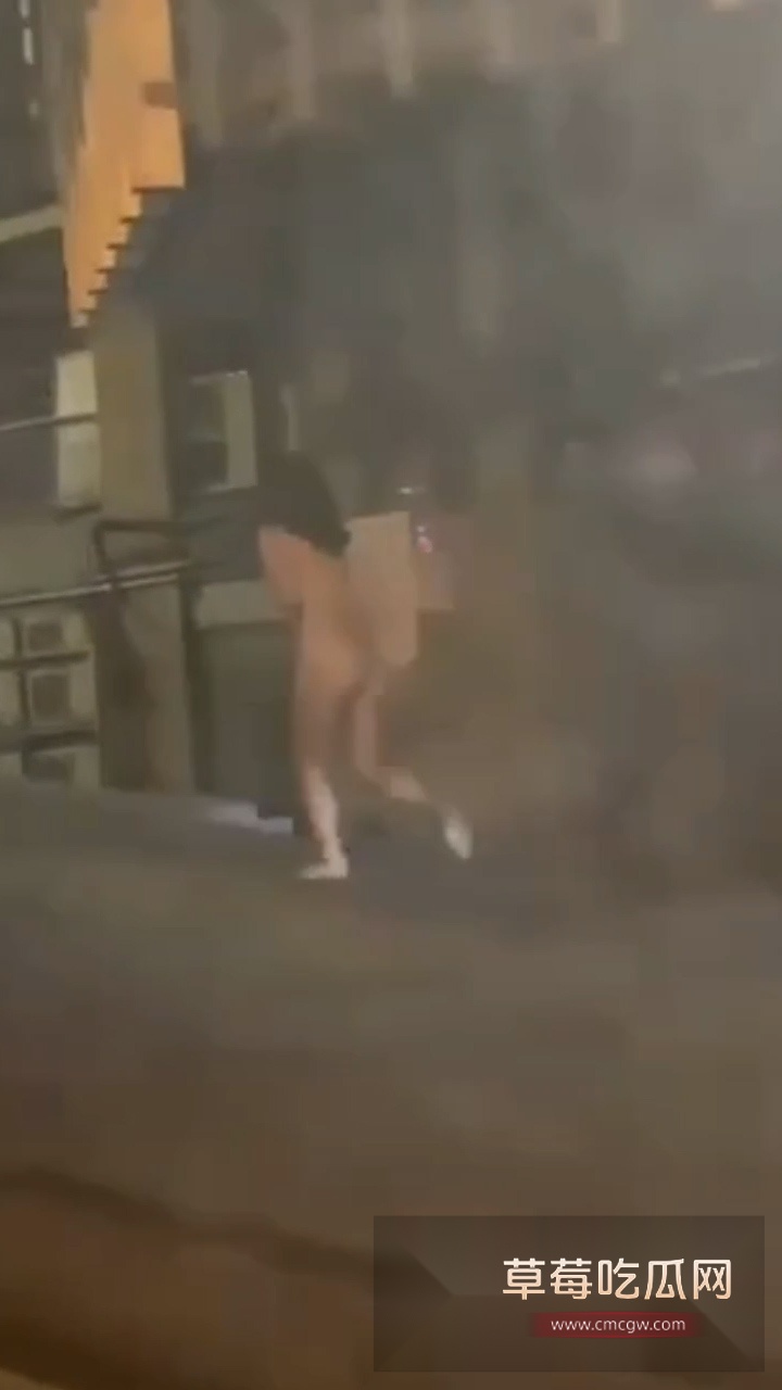 郑州二七广场裸奔 2