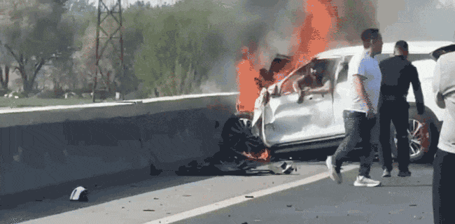 车祸现场人被活活烧死.gif 车祸现场人被活活烧死.gif