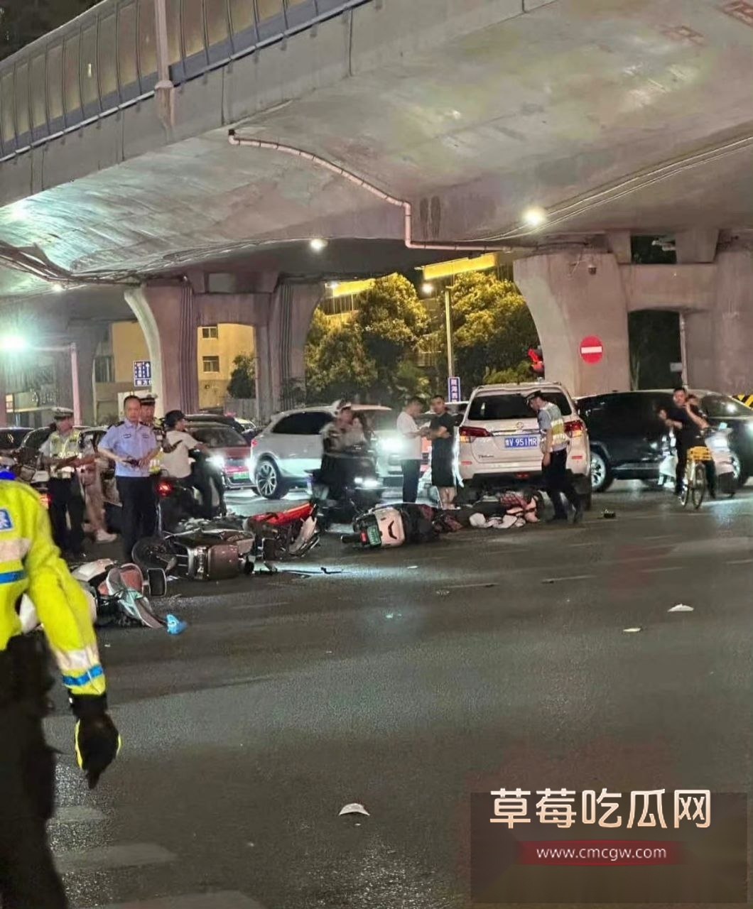 小米SU7连撞17车 10 小米SU7连撞17车 10