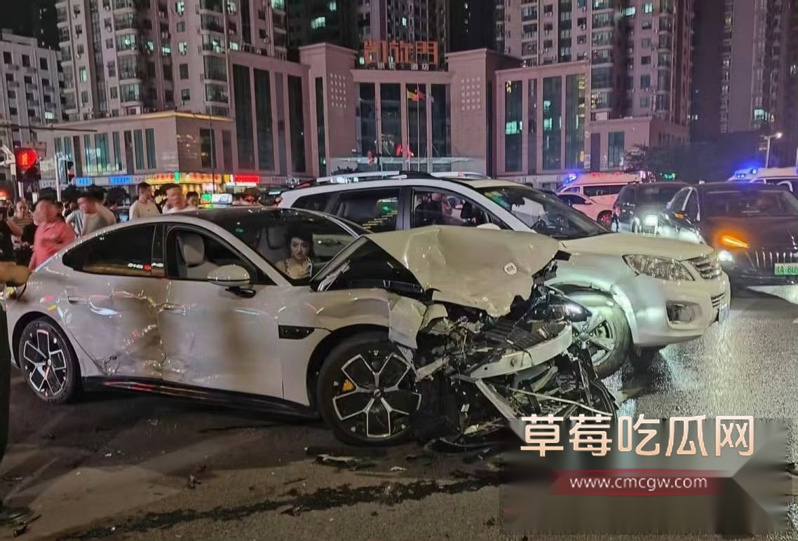 小米SU7连撞17车 8 小米SU7连撞17车 8