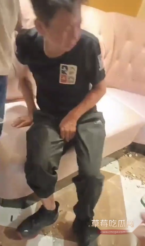 欧镇武被老婆咬伤鸡巴 4