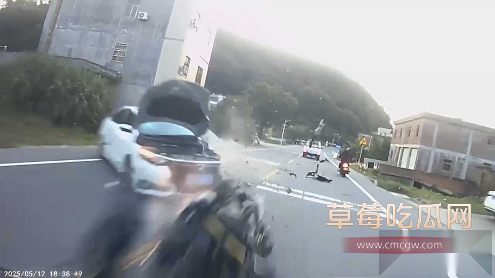 摩托车超速变道逆行超车发生严重车祸 5 摩托车超速变道逆行超车发生严重车祸 5