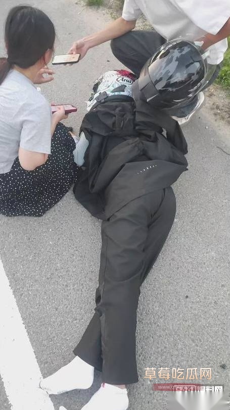 摩托车超速变道逆行超车发生严重车祸 7 摩托车超速变道逆行超车发生严重车祸 7