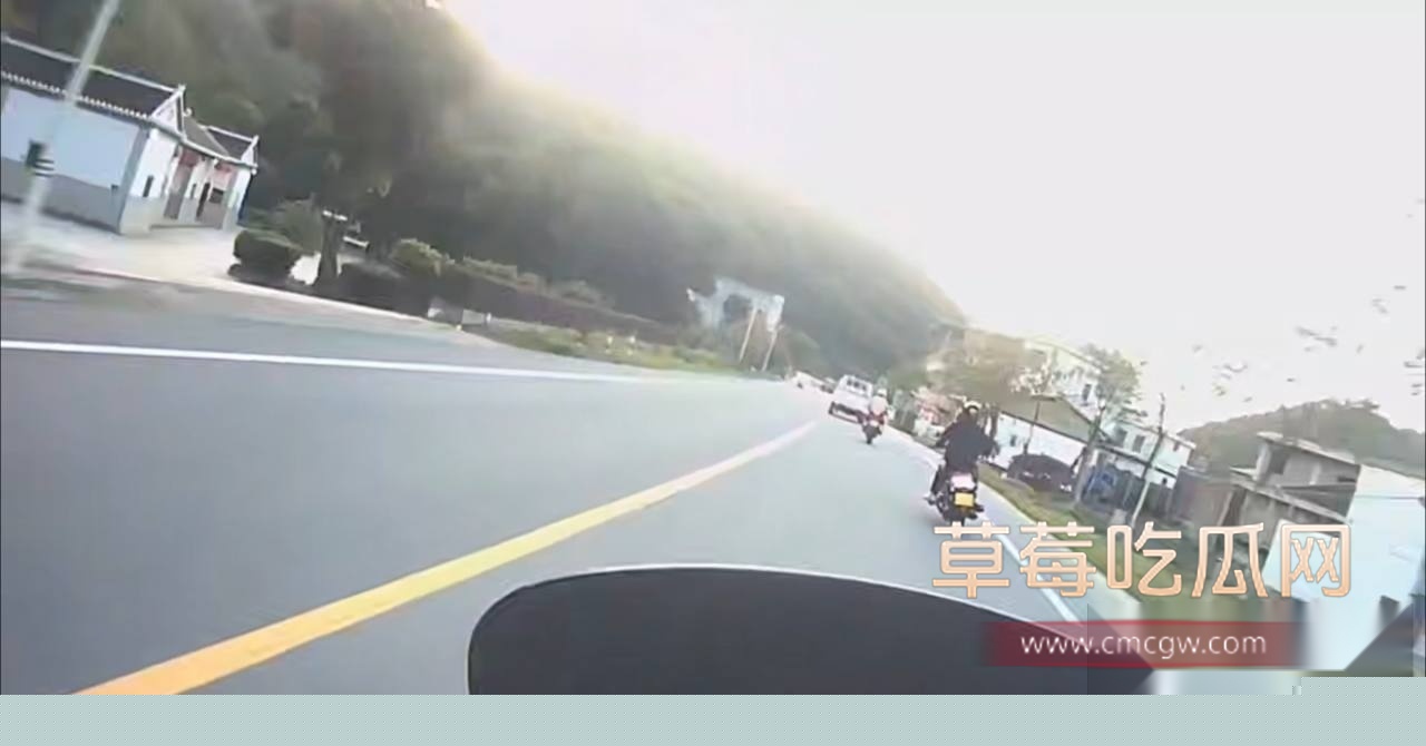 摩托车超速变道逆行超车发生严重车祸 9 摩托车超速变道逆行超车发生严重车祸 9