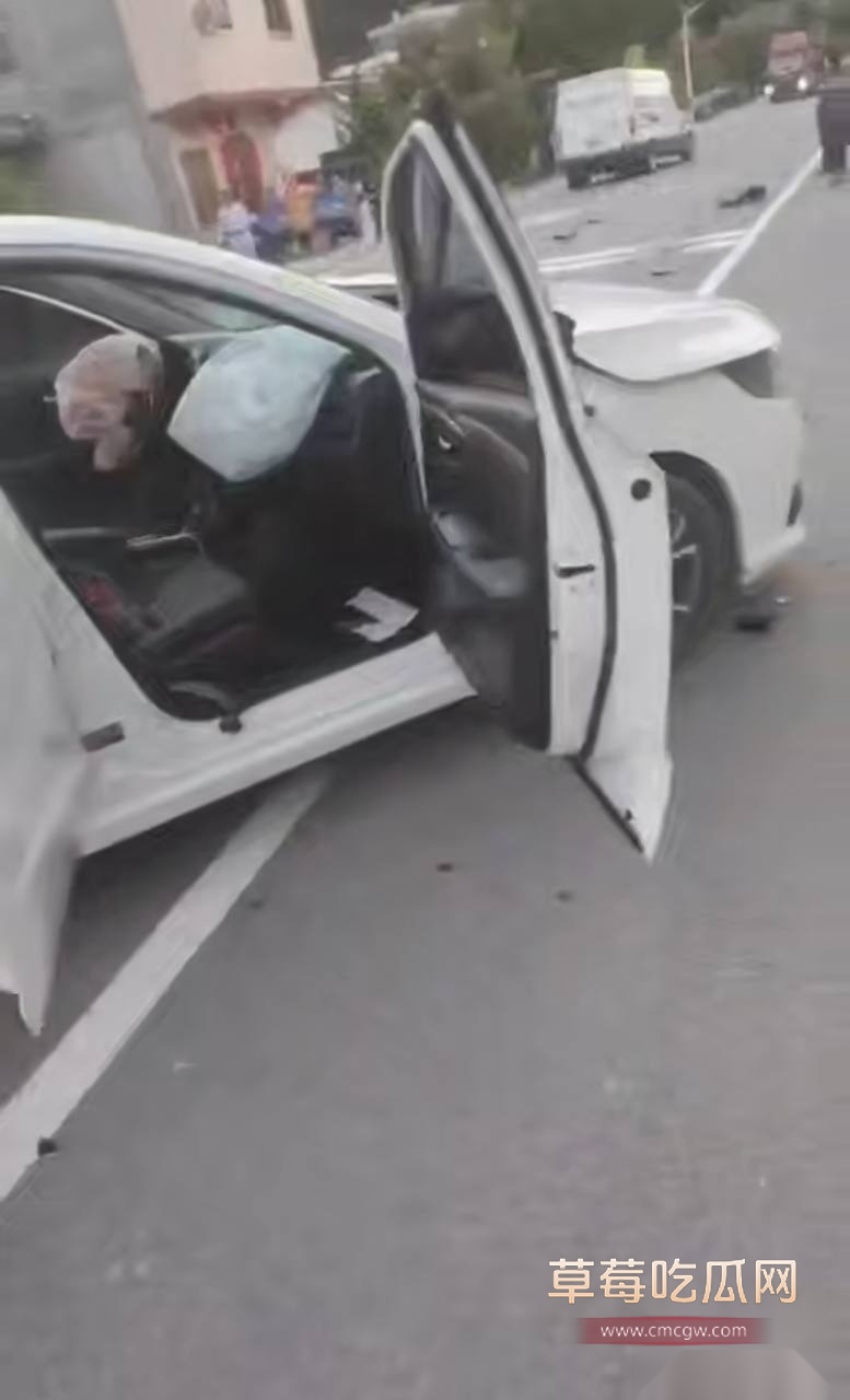 摩托车超速变道逆行超车发生严重车祸 10 摩托车超速变道逆行超车发生严重车祸 10