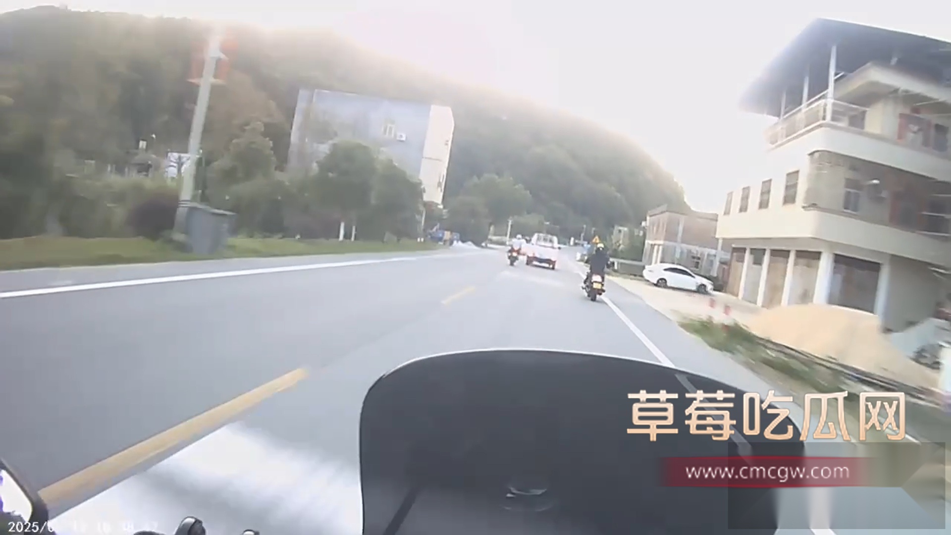 摩托车超速变道逆行超车发生严重车祸 2 摩托车超速变道逆行超车发生严重车祸 2