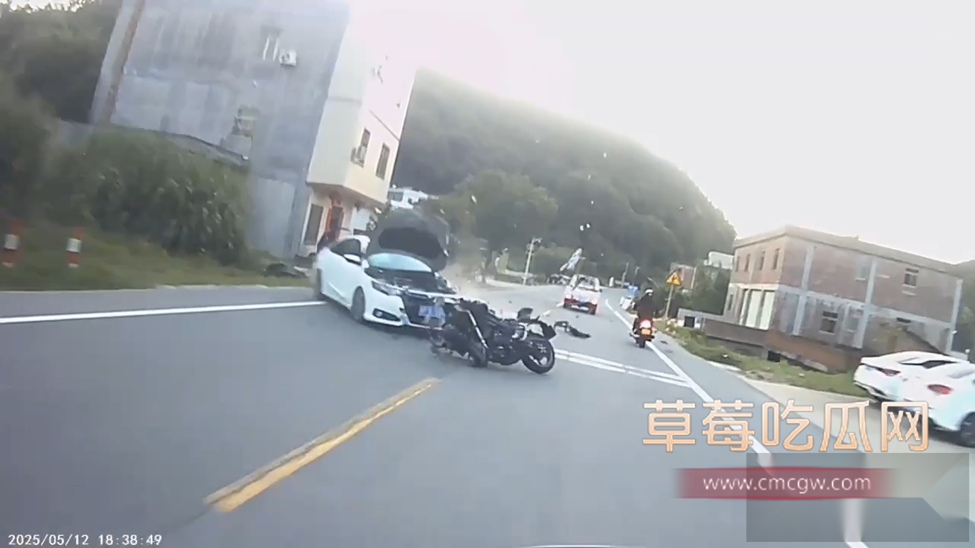 摩托车超速变道逆行超车发生严重车祸 4 摩托车超速变道逆行超车发生严重车祸 4