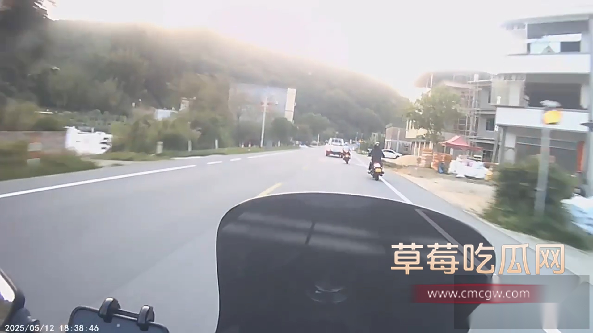 摩托车超速变道逆行超车发生严重车祸 1 摩托车超速变道逆行超车发生严重车祸 1