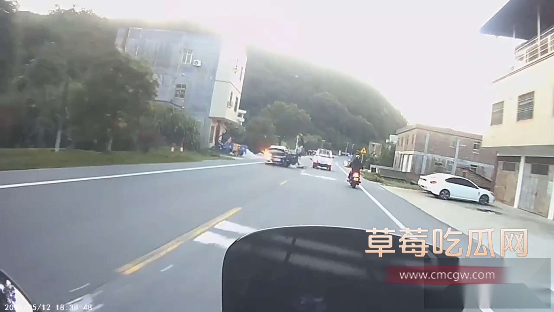 摩托车超速变道逆行超车发生严重车祸 3 摩托车超速变道逆行超车发生严重车祸 3