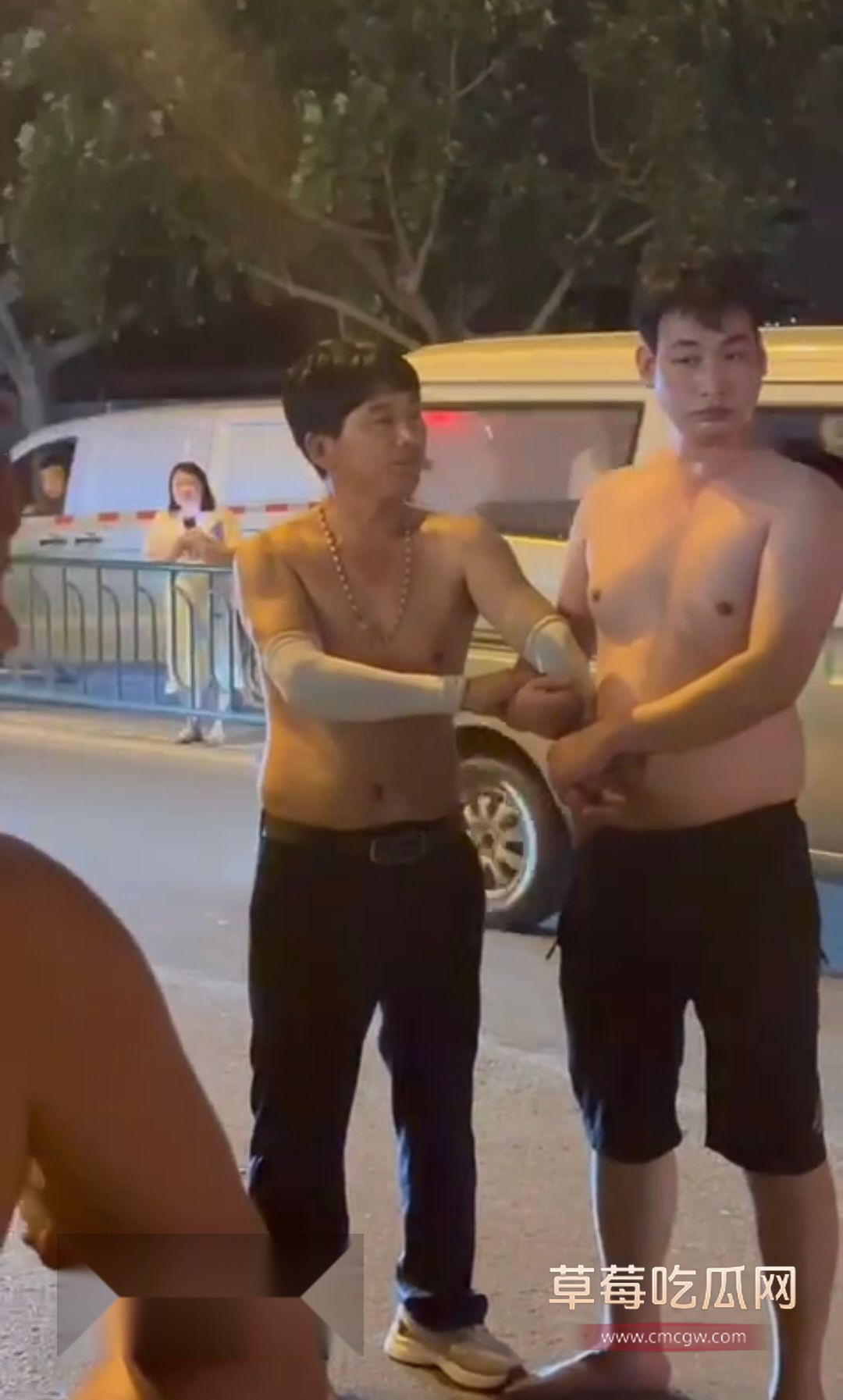 大孝子死抓住妈妈出轨对象替父亲出气2